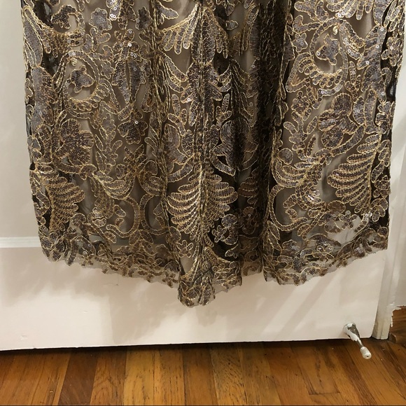 Gold gown with sequence - Picture 5 of 6